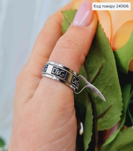 Кольцо серебряного цвета, с подвижным элементом, "D&G", с черной эмалью, сталь Stainless Steel 270018 фото 3