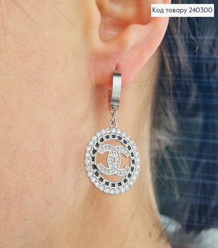 Серьги кольца, серебряного цвета, с подвеской "Шанель", 2см., в ободке в камнях, сталь Stainless Steel 240300 фото 2