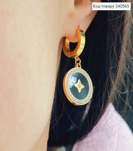 Сережки кільця, підвіска "LV" з чорною емаллю, в камінцях, 1,5см, лимонні, сталь Stainless Steel 260039 фото 3