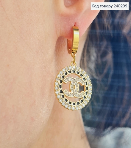 Серьги кольца, золотого цвета, с подвеской "Шанель", 2см., в ободке в камнях, сталь Stainless Steel 240299 фото 2