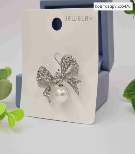 Брошь "Бантик с бусинкой" СЕРЕБРЯНОГО цвета, и камнями, размер 3,5*2,5см 235476 фото 2