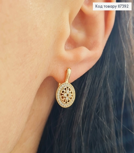 Серьги "Желание", круглая ажурная пластинка в камешках, длина 1,7см, англ застежка, XUPING 18K 117392 фото 2
