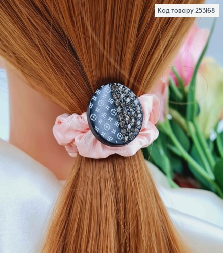 Резинка жатка 6см, Рожевого кольору, з круглою пластинкою "Луї Вітон" з камінцями 253168 фото 2