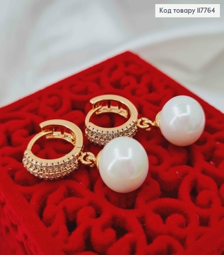 Серьги кольца (1,5см), украшенные камешками в три ряда и подвесной жемчужиной (1,2см), Xuping 18К. 117764 фото 2