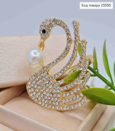 Брошь металл "ЛЕБЕДЬ" украшена Блестящими камешками и Жемчужкой, 4*3,5см, Золотого цвета 235515 фото 2