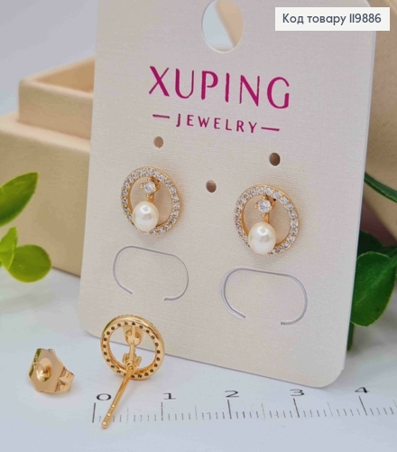 Серьги гвоздики с жемчужиной в круге из блестящих камней, размером 1см, Xuping 18K. 119886 фото 2