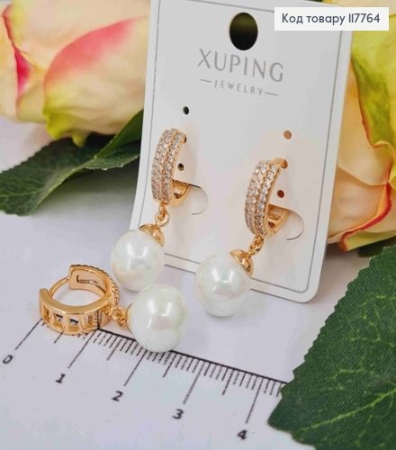 Серьги кольца (1,5см), украшенные камешками в три ряда и подвесной жемчужиной (1,2см), Xuping 18К. 117764 фото 3