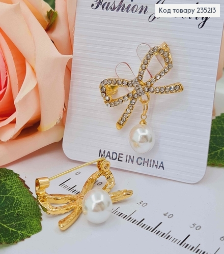 Брошь металл "Бантик" золотого цвета, в камешках, с жемчужиной 3см 235213 фото 2