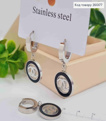 Сережки кільця, срібного кольору, з підвіскою "ШАНЕЛЬ" (1,5см), діаметр 1,3см, сталь Stainless Steel 260177 фото 2